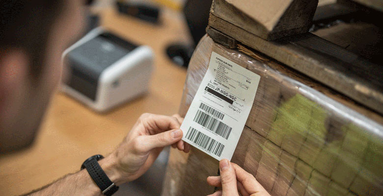 4x6 collu sūtījumu uzlīme tiek uzlīmēta uz kastes