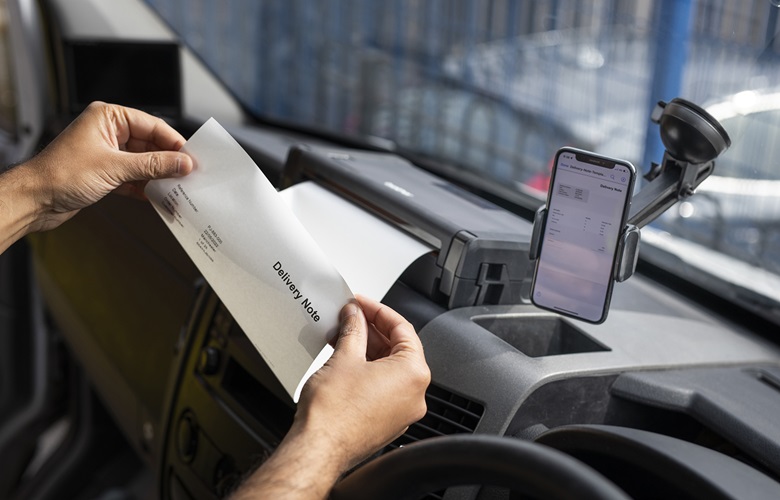 Darbinieks auto drukā dokumentus ar Brother portatīvo printeri
